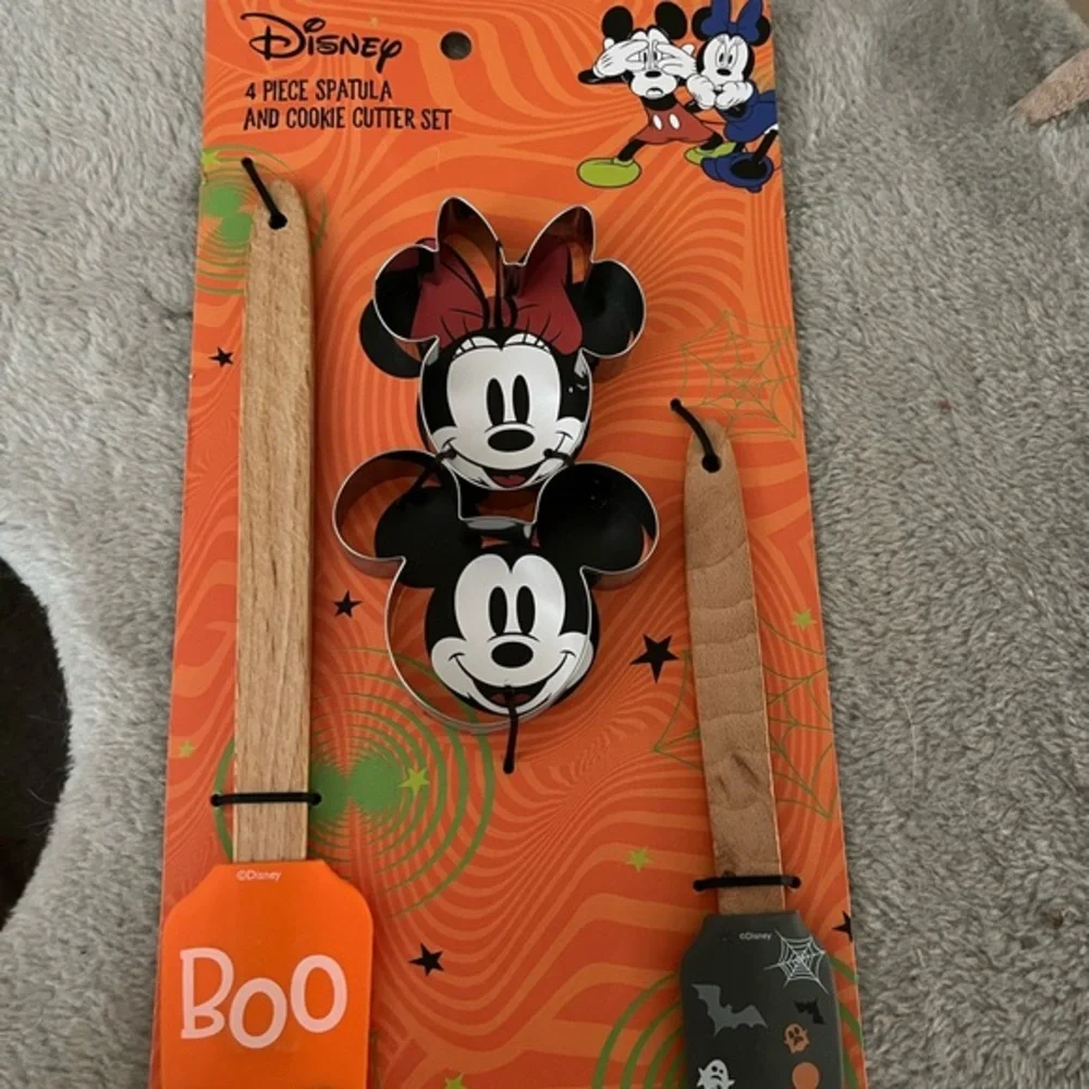 Disney spatula and cookie cutter set